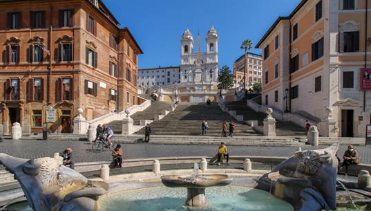 Eigentlich wird die Spanische Treppe in Rom „Scalinata di Trinità dei Monti“ genannt. Der deutsche Name leitet sich von der „Piazza di Spagna“ ab, die am Fuss der Treppe liegt.