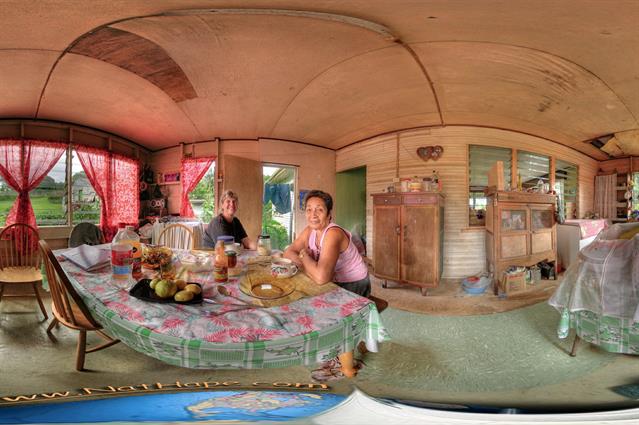 Farn Harbour ist eine kleine Lagune mit ein paar Häusern, um Süden von Vanua Levu. Wenn man in der Bucht ankert, warten die Fijianer auf den Besuch der Fremden. Sie freuen sich, uns zum Schwatzen und Essen einzuladen ...