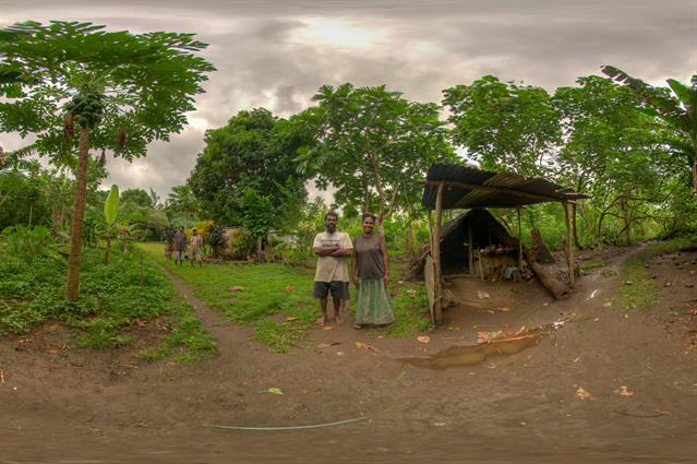 Chief "LUKE" mit seiner Frau. Die kleine pyramidenförmige Hütte ist die Küche der Familie. Der Chief spricht perfekt englisch und seine Frau unterhält sich mit Nathalie in "slangfreiem" französisch. Vanuatu wurde lange Zeit von den Engländern und Franzosen gemeinsam verwaltet, daher die perfekten Sprachkenntnisse.