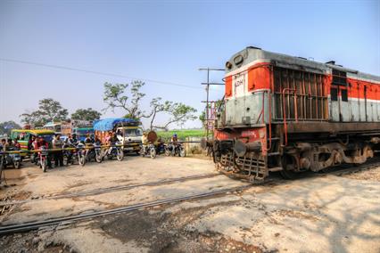 Kampfbereit: Alle Verkehrsmittel stehen auf beiden Seiten der Barriere auf der gesamten Strassenbreite zum Fahren ... 🤣😂
